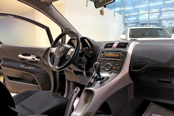 Toyota Auris, 1.6 л, Робот, 2009 фото 7