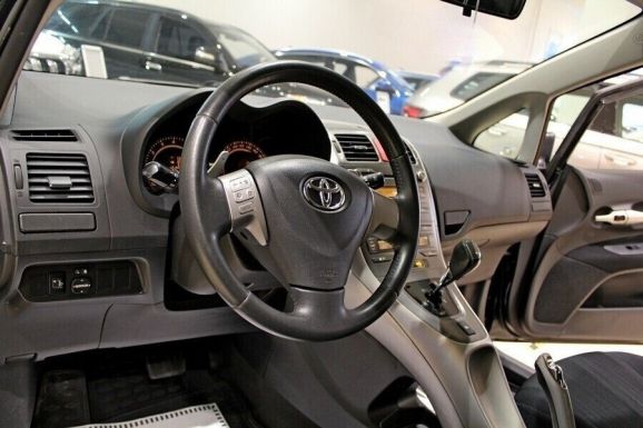 Toyota Auris, 1.6 л, Робот, 2009 фото 2
