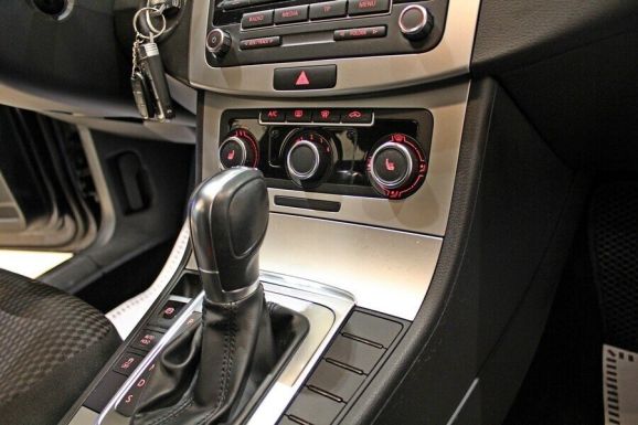 Volkswagen Passat, 1.4 л, Робот, 2013 фото 9