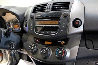 Toyota RAV4, 2.0 л, МКПП, 2010 фото 8