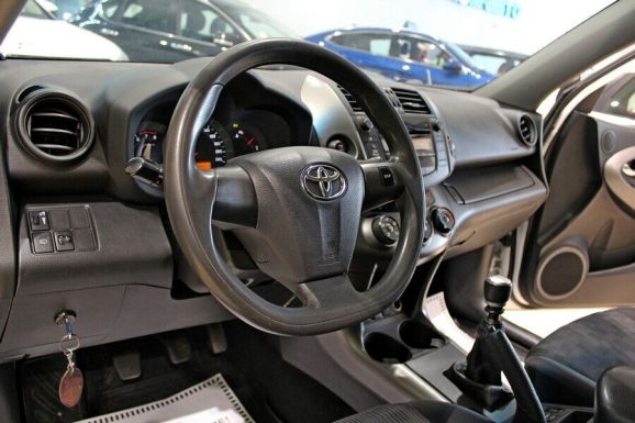 Toyota RAV4, 2.0 л, МТ, 2010 фото 2