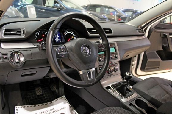 Volkswagen Passat, 1.8 л, МТ, 2012 фото 2