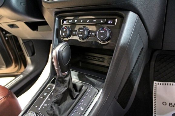 Volkswagen Tiguan, 2.0 л, Робот, 2019 фото 9