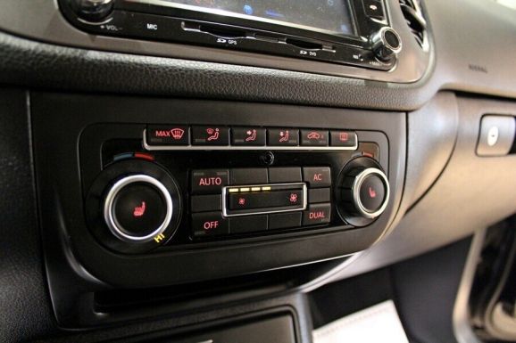 Volkswagen Tiguan, 2.0 л, АТ, 2010 фото 1