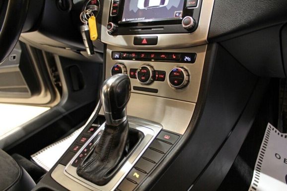 Volkswagen Passat, 1.8 л, Робот, 2012 фото 9