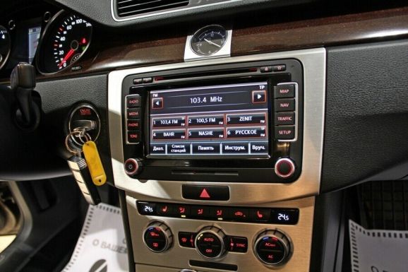 Volkswagen Passat, 1.8 л, Робот, 2012 фото 10