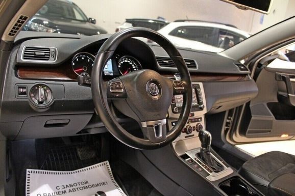 Volkswagen Passat, 1.8 л, Робот, 2012 фото 12