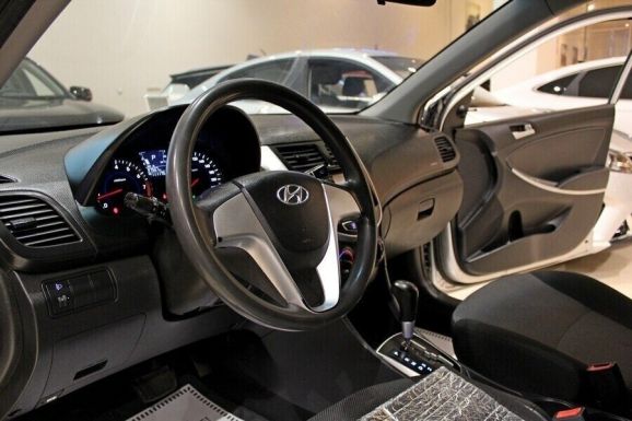 Hyundai Solaris, 1.6 л, АТ, 2011 фото 2