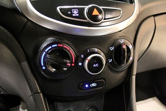 Hyundai Solaris, 1.6 л, АТ, 2011 фото 1