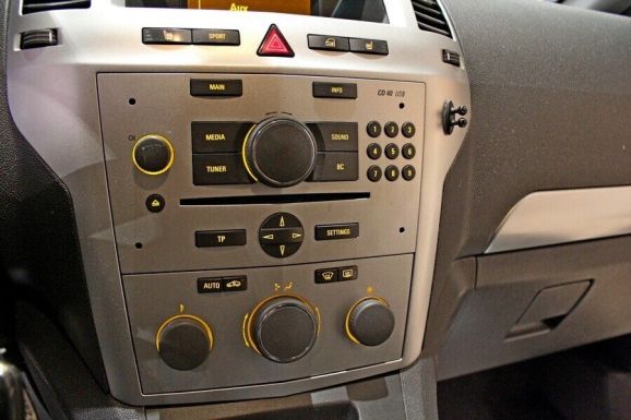 Opel Zafira, 1.8 л, Робот, 2011 фото 1