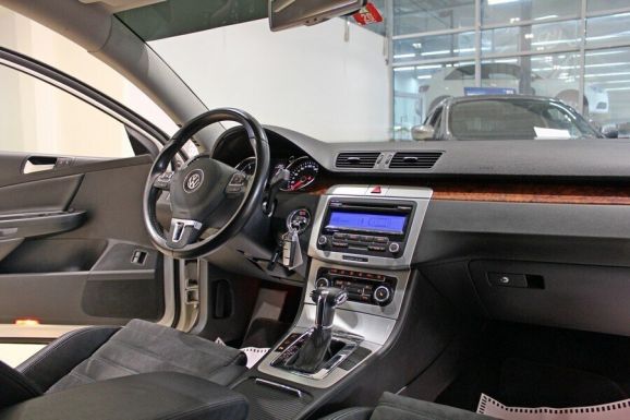 Volkswagen Passat, 1.8 л, Робот, 2010 фото 7