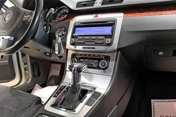 Volkswagen Passat, 1.8 л, Робот, 2010 фото 9