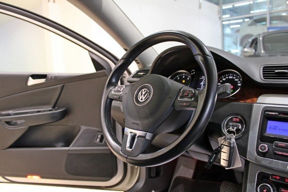Volkswagen Passat, 1.8 л, Робот, 2010 фото 10
