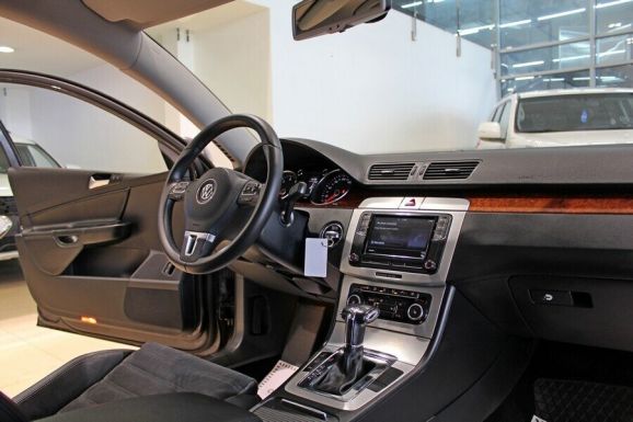 Volkswagen Passat, 1.8 л, Робот, 2010 фото 7