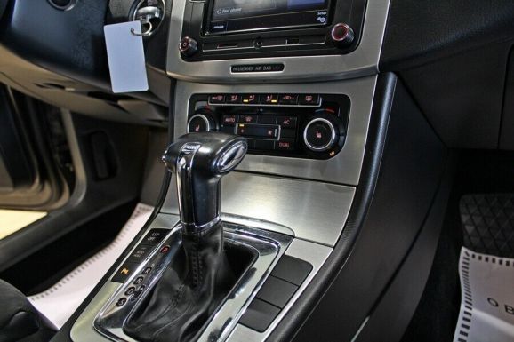 Volkswagen Passat, 1.8 л, Робот, 2010 фото 9