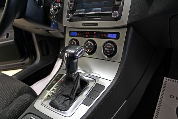 Volkswagen Passat, 2.0 л, Робот, 2009 фото 9
