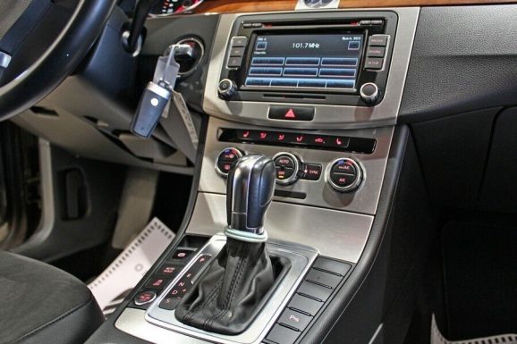 Volkswagen Passat, 1.8 л, Робот, 2011 фото 9