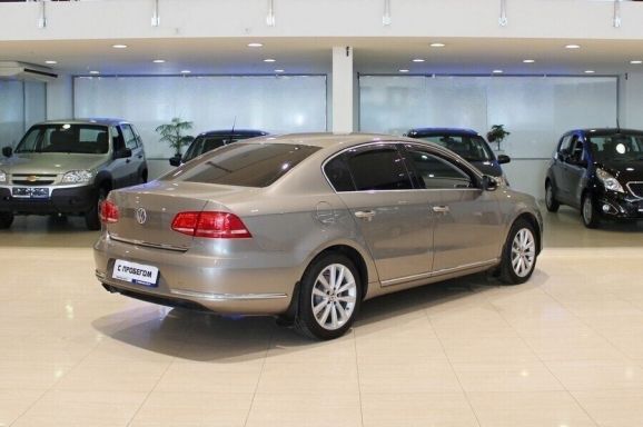 Volkswagen Passat, 1.8 л, Робот, 2011 фото 6