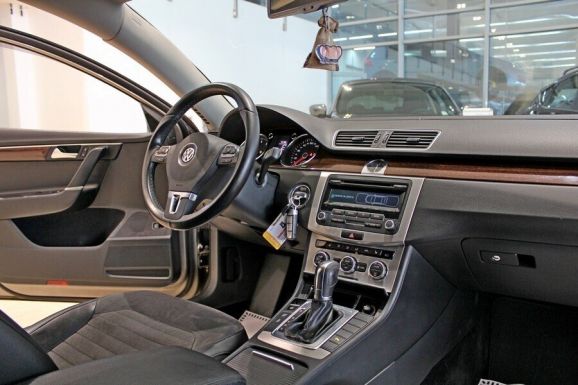 Volkswagen Passat, 1.8 л, Робот, 2011 фото 7