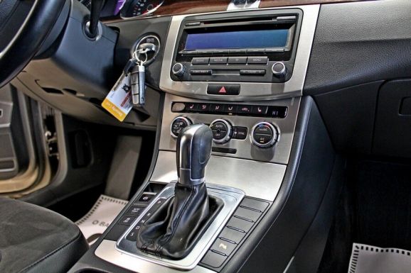 Volkswagen Passat, 1.8 л, Робот, 2011 фото 9