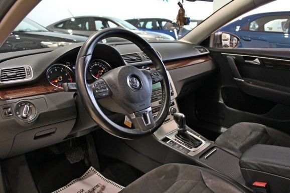 Volkswagen Passat, 1.8 л, Робот, 2011 фото 2