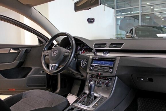 Volkswagen Passat, 1.8 л, Робот, 2011 фото 7