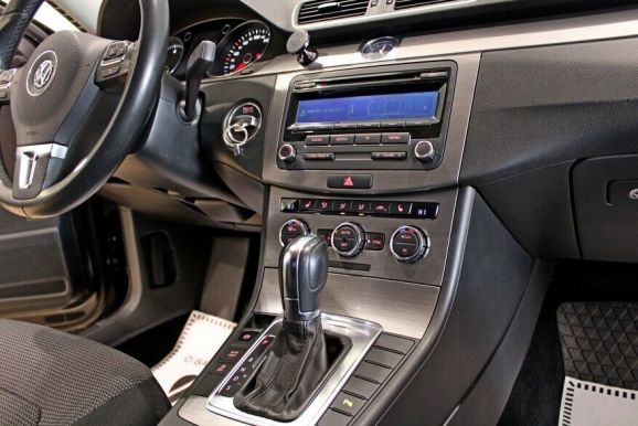Volkswagen Passat, 1.8 л, Робот, 2011 фото 9