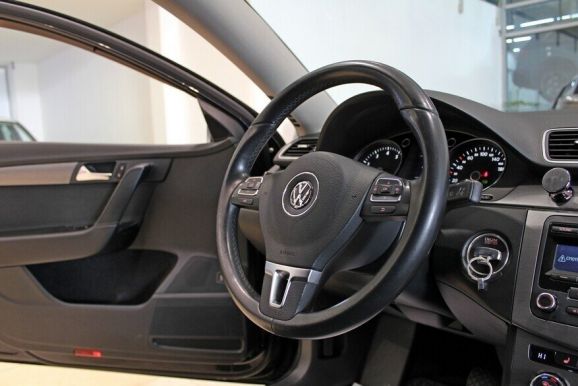 Volkswagen Passat, 1.8 л, Робот, 2011 фото 10