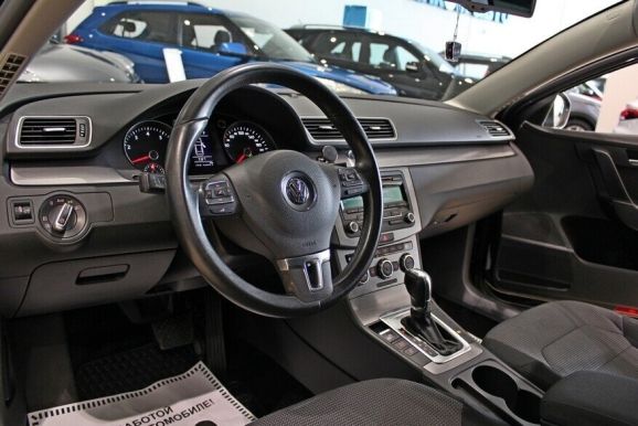 Volkswagen Passat, 1.8 л, Робот, 2011 фото 11