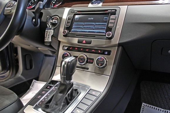 Volkswagen Passat, 1.8 л, Робот, 2012 фото 9