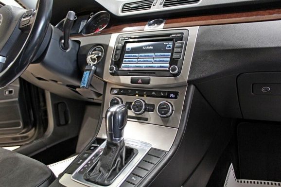 Volkswagen Passat, 1.8 л, Робот, 2011 фото 8