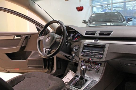 Volkswagen Passat, 1.8 л, Робот, 2012 фото 7