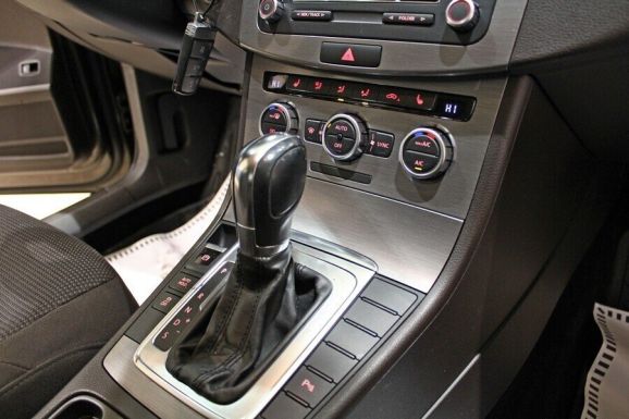 Volkswagen Passat, 1.8 л, Робот, 2012 фото 8