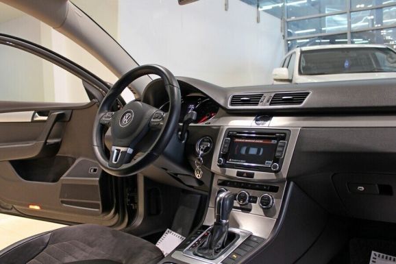 Volkswagen Passat, 1.8 л, Робот, 2012 фото 7