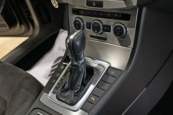 Volkswagen Passat, 1.8 л, Робот, 2012 фото 9