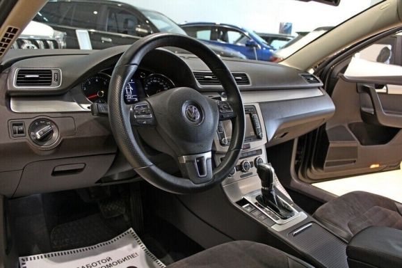 Volkswagen Passat, 1.8 л, Робот, 2012 фото 12