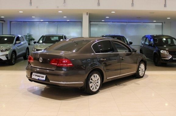 Volkswagen Passat, 1.8 л, Робот, 2011 фото 6