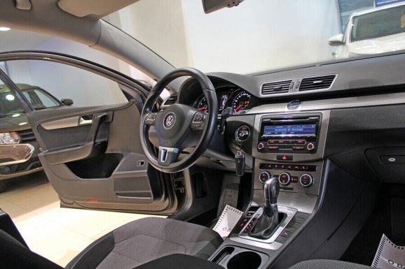 Volkswagen Passat, 1.8 л, Робот, 2011 фото 7