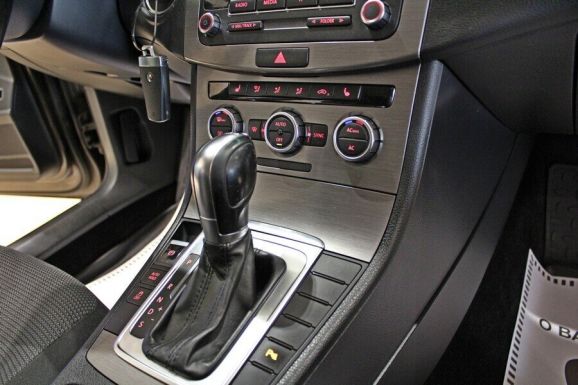 Volkswagen Passat, 1.8 л, Робот, 2011 фото 9