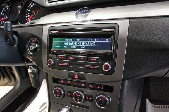 Volkswagen Passat, 1.8 л, Робот, 2011 фото 10