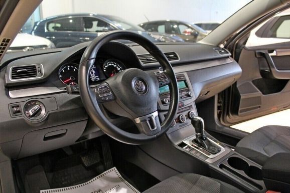 Volkswagen Passat, 1.8 л, Робот, 2011 фото 12