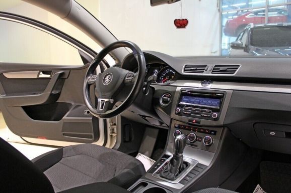 Volkswagen Passat, 1.8 л, Робот, 2012 фото 7