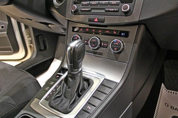 Volkswagen Passat, 1.8 л, Робот, 2012 фото 9