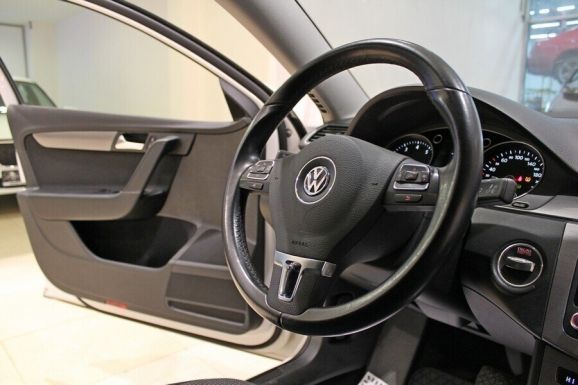 Volkswagen Passat, 1.8 л, Робот, 2012 фото 10