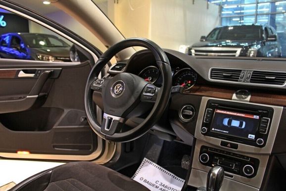 Volkswagen Passat, 1.8 л, Робот, 2012 фото 7