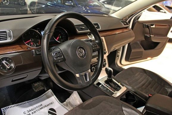 Volkswagen Passat, 1.8 л, Робот, 2012 фото 9