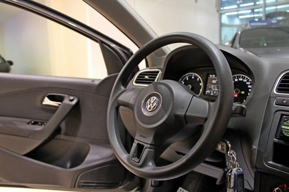 Volkswagen Polo, 1.4 л, Робот, 2011 фото 2