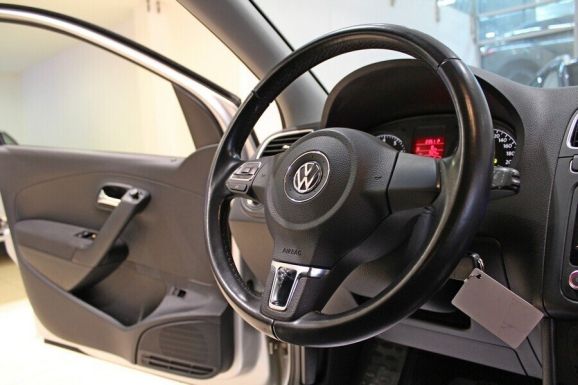 Volkswagen Polo, 1.6 л, АТ, 2014 фото 2