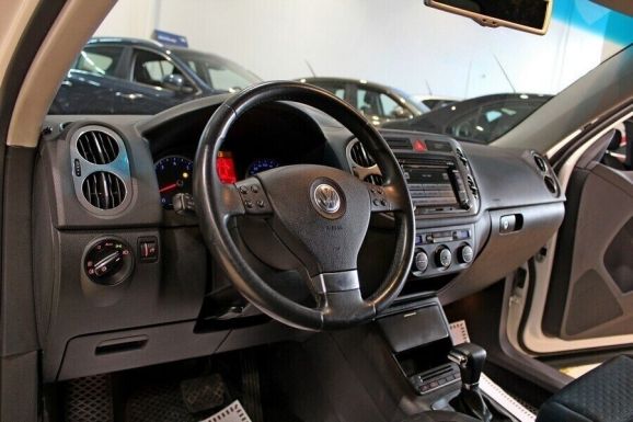 Volkswagen Tiguan, 2.0 л, АТ, 2010 фото 10