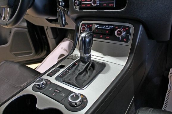 Volkswagen Touareg, 3.0 л, АТ, 2011 фото 2